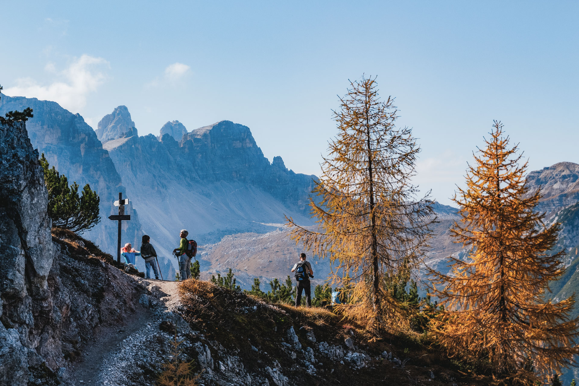 Auf dem Kamm der Sextner Rotwand mit Blick zur Drei-Zinnen-Hütte und ins Fischleintal