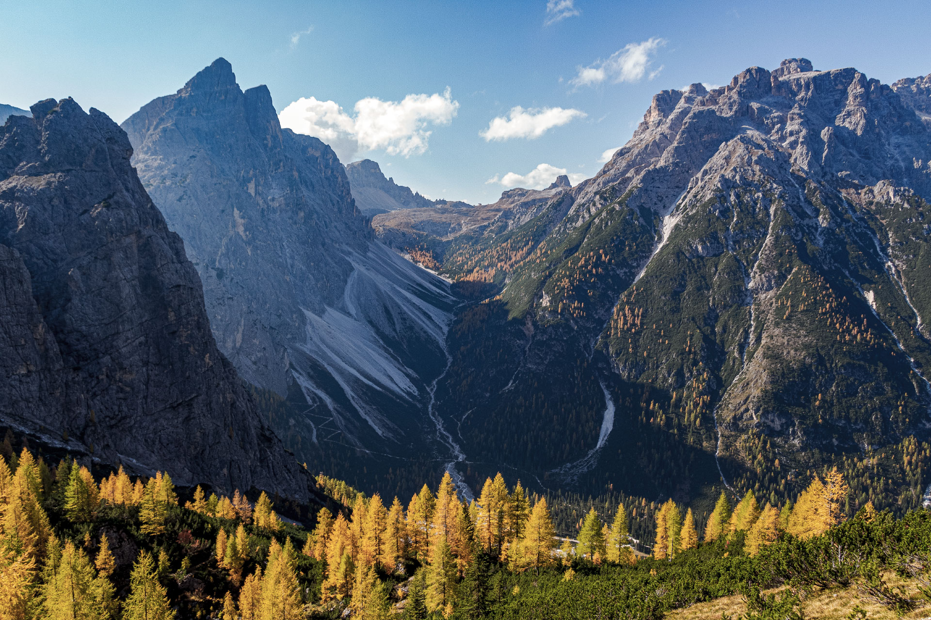 Von der Drei-Zinnen-Hütte am Pass bis hinunter ins Fischleintal erfasst der Blick knapp 1.000 Höhenmeter