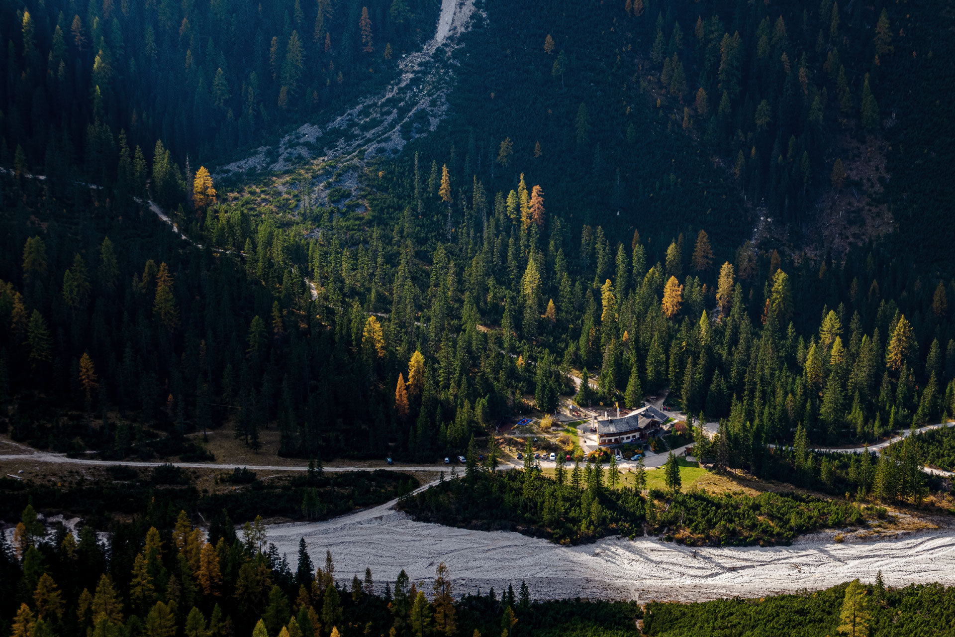 Am Fischleinbach ruht die Talschlusshütte und markiert gleichzeitig den Endpunkt des Tals. Wer hier weiter will muss in die Berge.