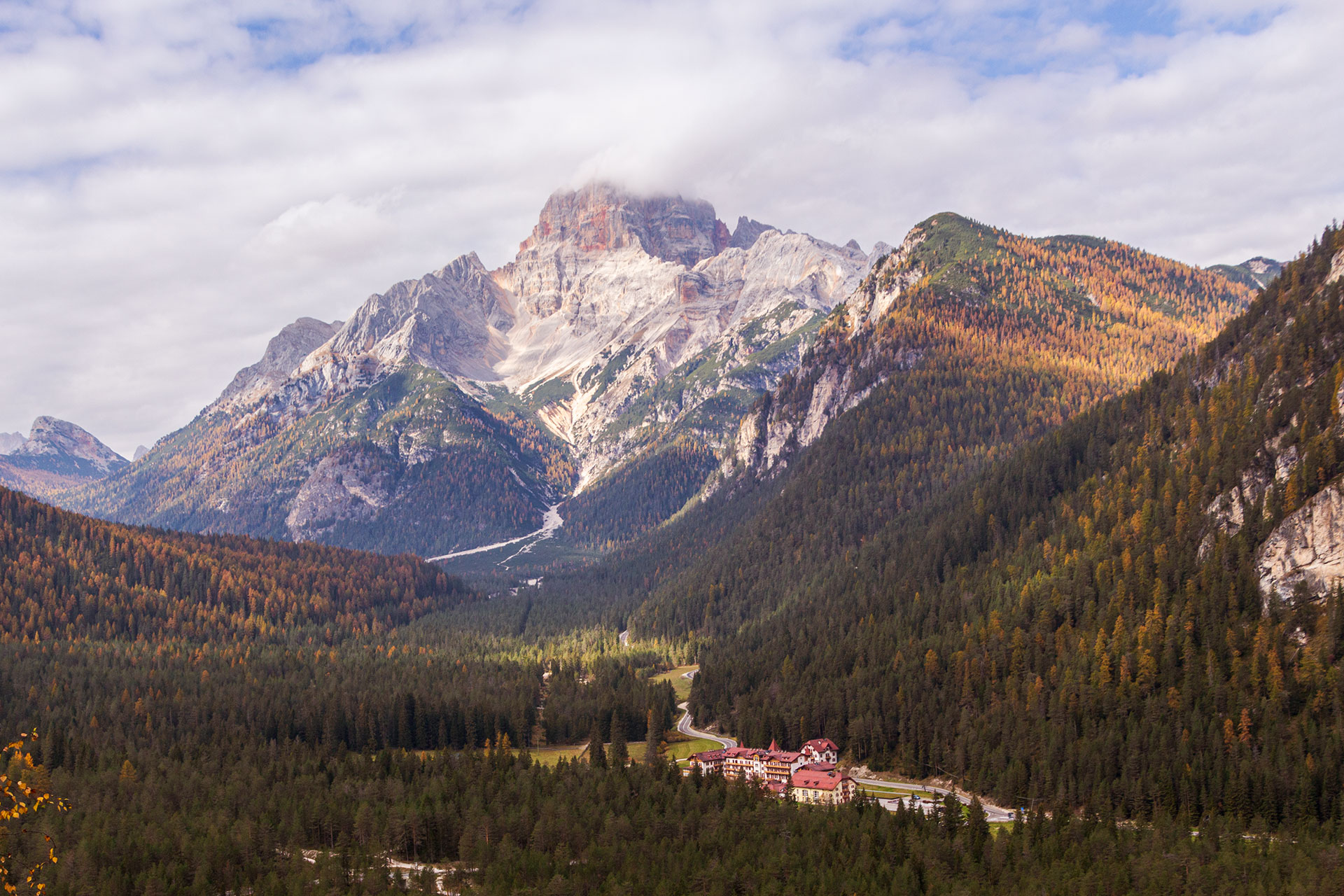 Auf halber Strecke zwischen Dürrensee und Monte Piana erhasche ich einen kurzen Blick auf den Forc Colfiédo