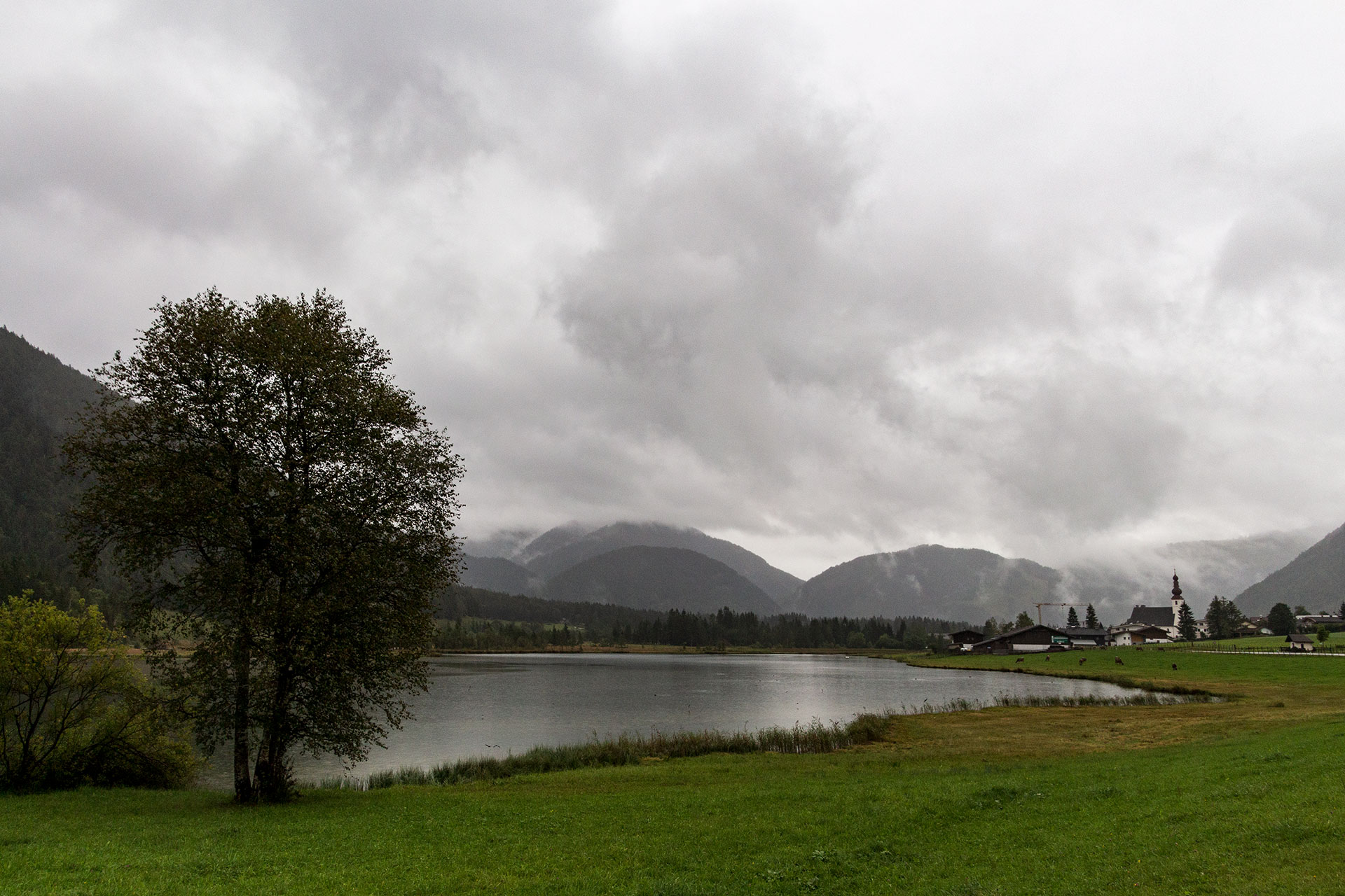 Noch ziehen dunkle Wolken über den Pillersee