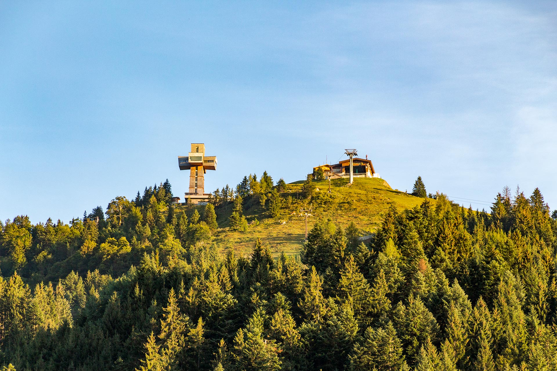 Das Jakobskreuz auf der Buchensteinwand bei St. Jakob in Haus ist weithin sichtbar