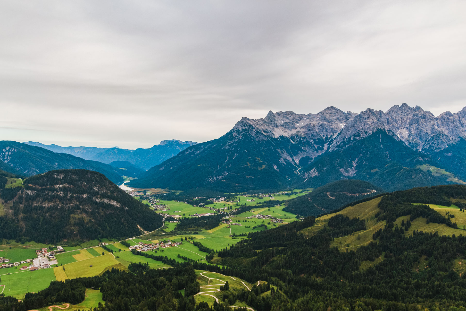 In der Ferne: Der Pillersee inmitten der Berge