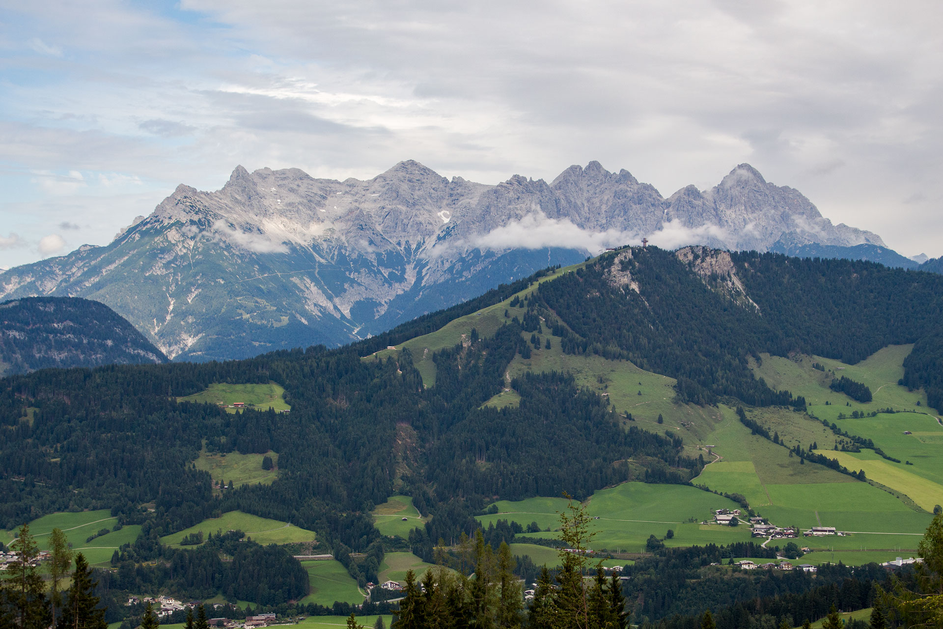 Auf entgegen gesetzter Talseite geht es wieder hinauf in Richtung Wildseeloder