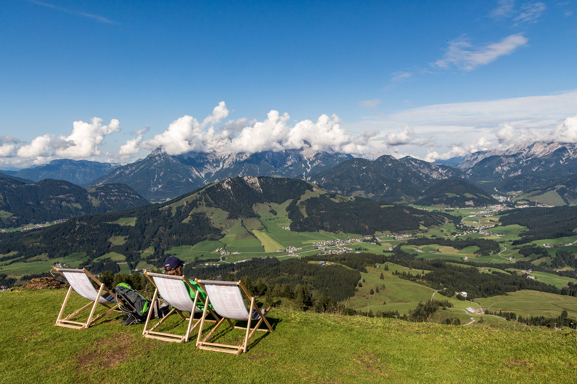 Kurze Rast auf dem Lärchfilzkogel mit Blick in Richtung Norden