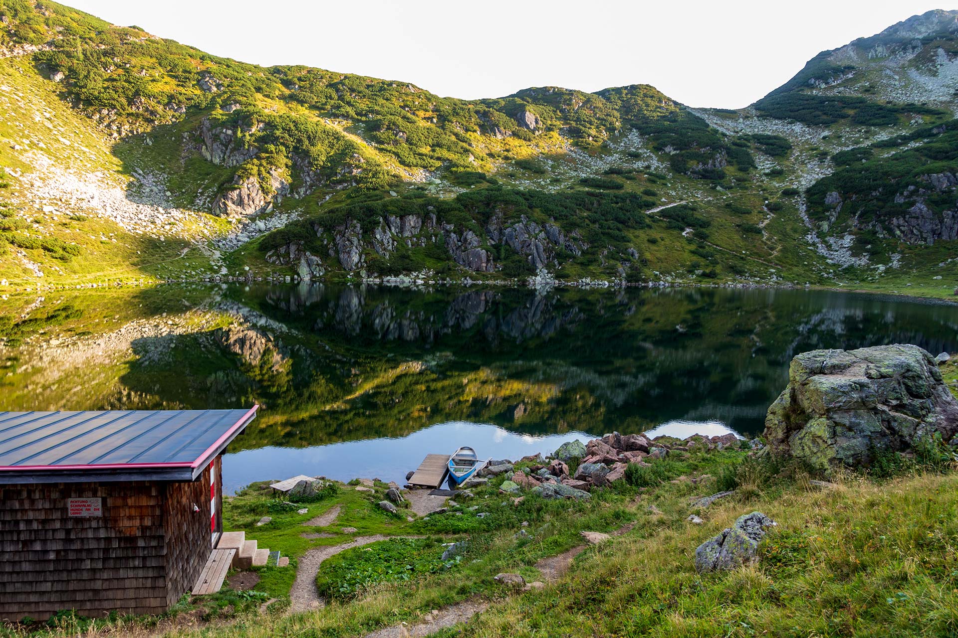 Namensgleichheit zum Merken: Der Wildsee zu Füßen des Wildseeloder und seiner Wildseeloderhütte.
