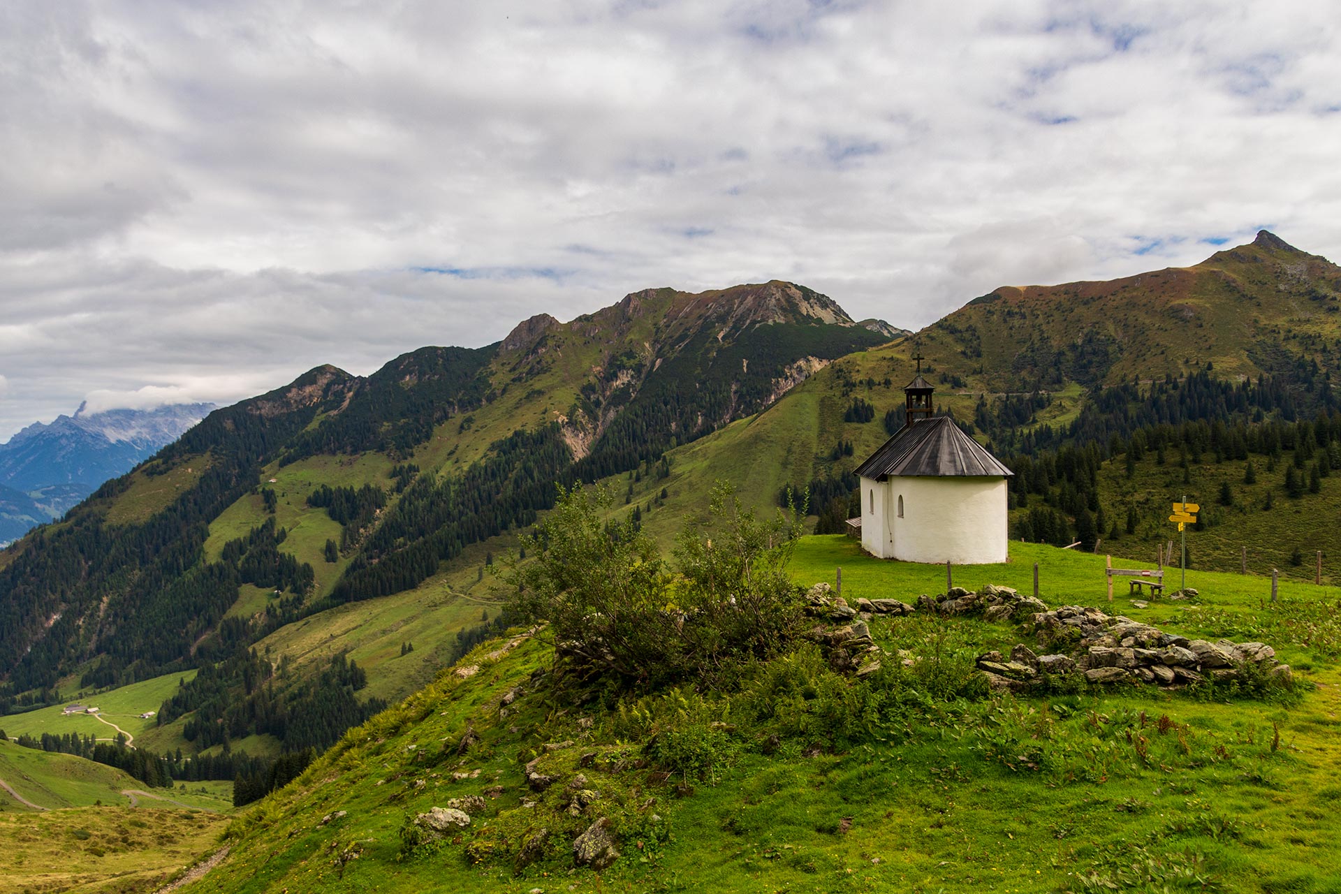 Ab hier geht es bergab. Noch sind es gut 800 Höhenmeter hinab bis nach Fieberbrunn.