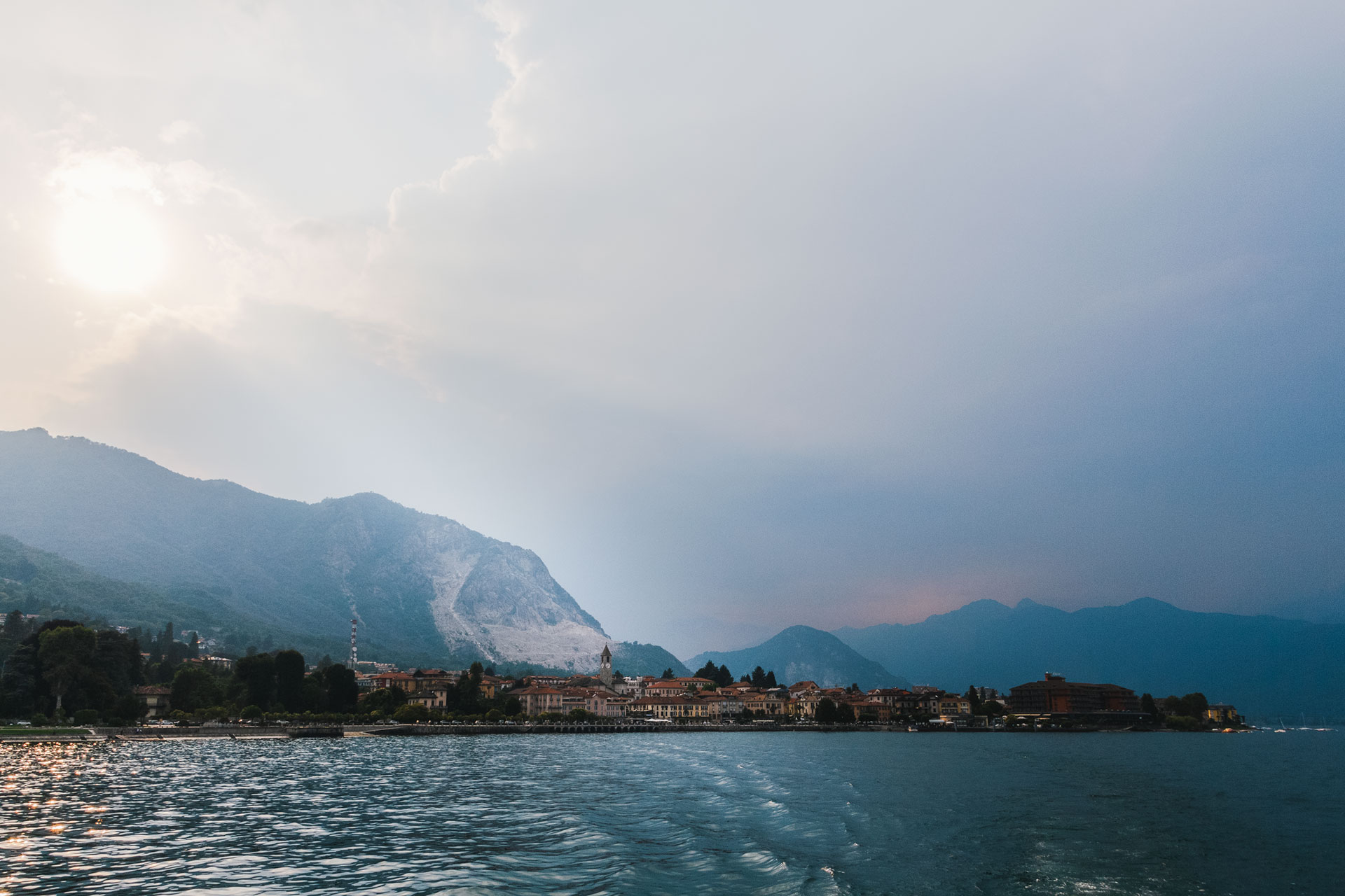 Vom Lago Maggiore aus steht Baveno scheinbar im Schatten seines Steinbruchs
