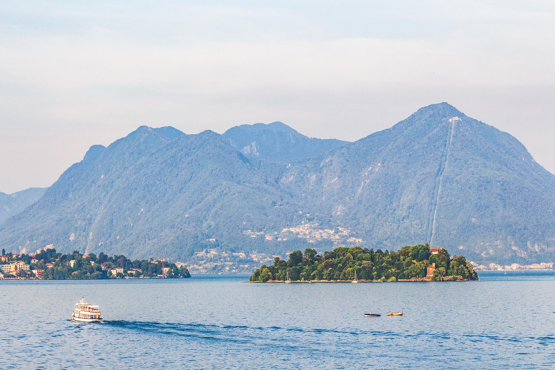 Mit dem Wassertaxi von Insel zu Insel über den borromäischen Golf im Lago Maggiore