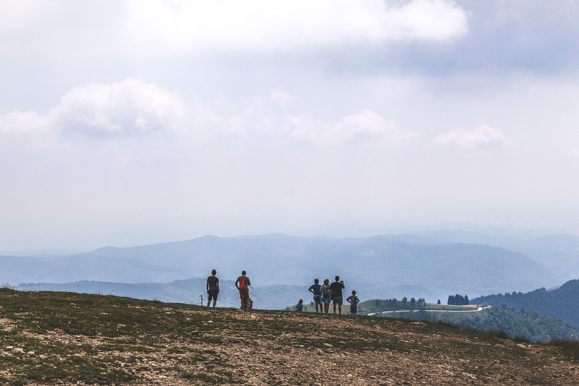 Auch bei diesiger Sicht einen Ausflug wert: auf dem Gipfel des Mt. Mottarone.