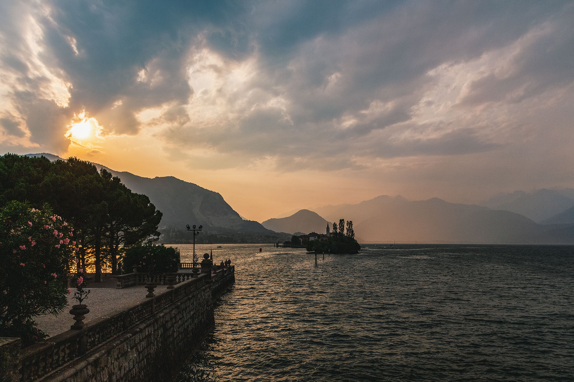 Für Romantiker: mit einem kühlen Glas Weißwein in der Hand dem Sonnenuntergang hinter den Bergen Bavenos von der Isola Bella aus zusehen...
