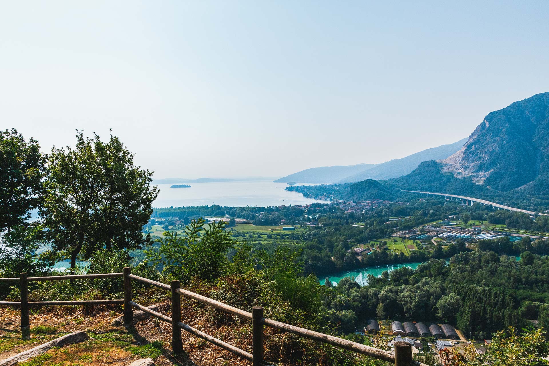 Die Weite des Ausblicks vom Gipfel des Mont‘Orfano (794m) verliert sich im Dunst über dem Lago Maggiore.
