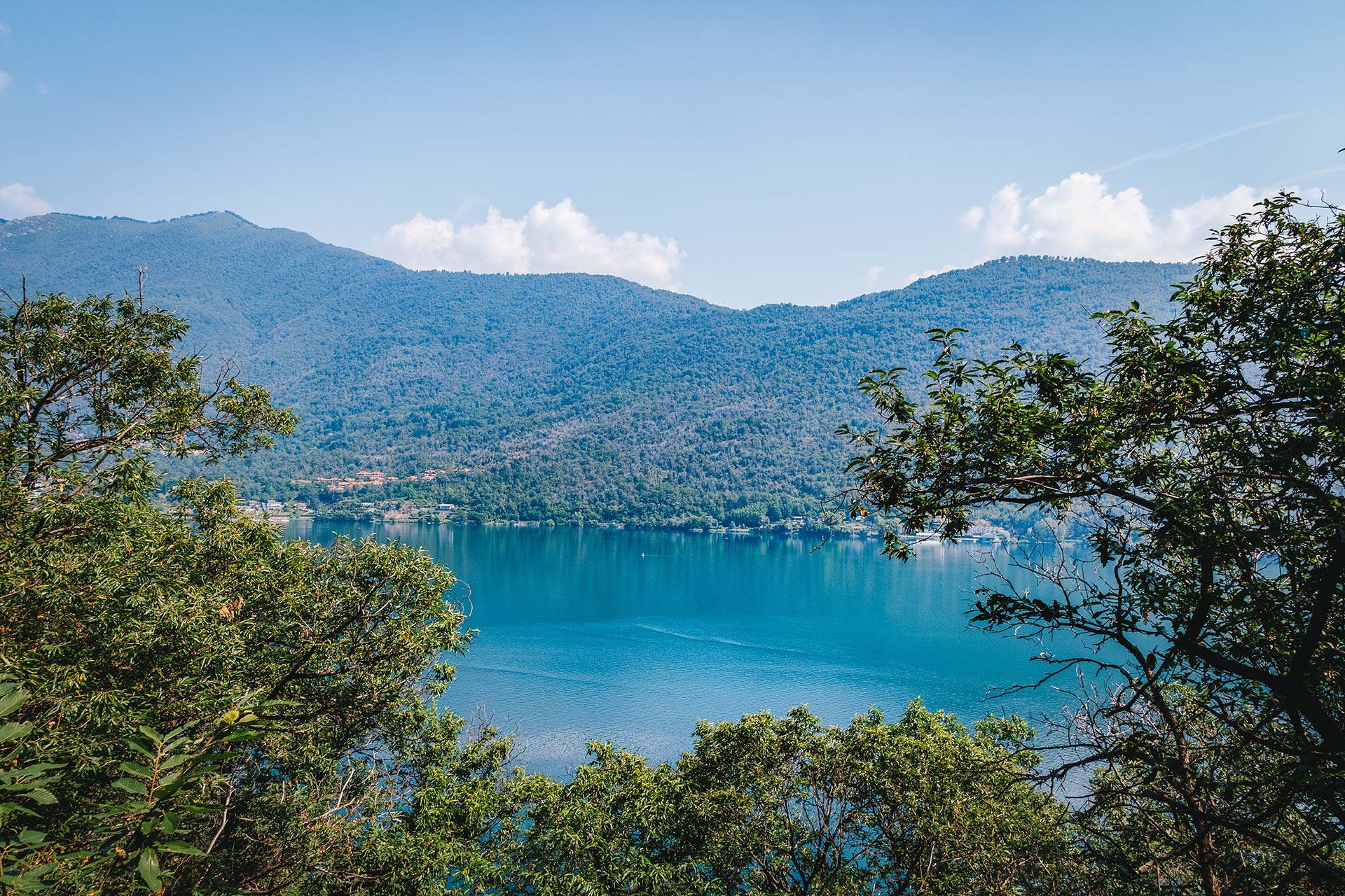 Strahlend blau schimmert der Lago di Mergozzo immer wieder durch die Bäume entlang des Steinbrecherpfads
