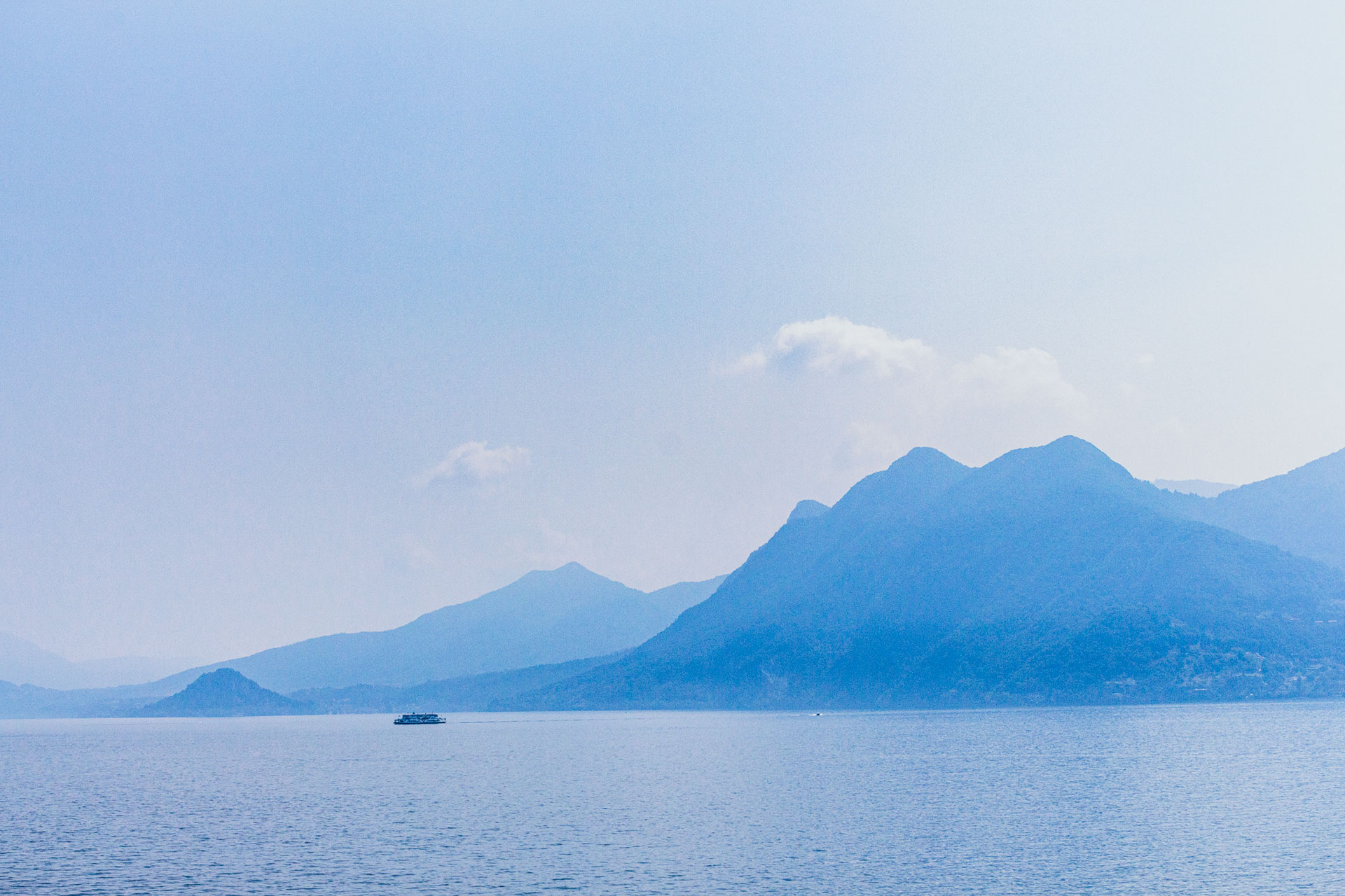 Blick von der Uferpromenade Verbanias über den Lago Maggiore