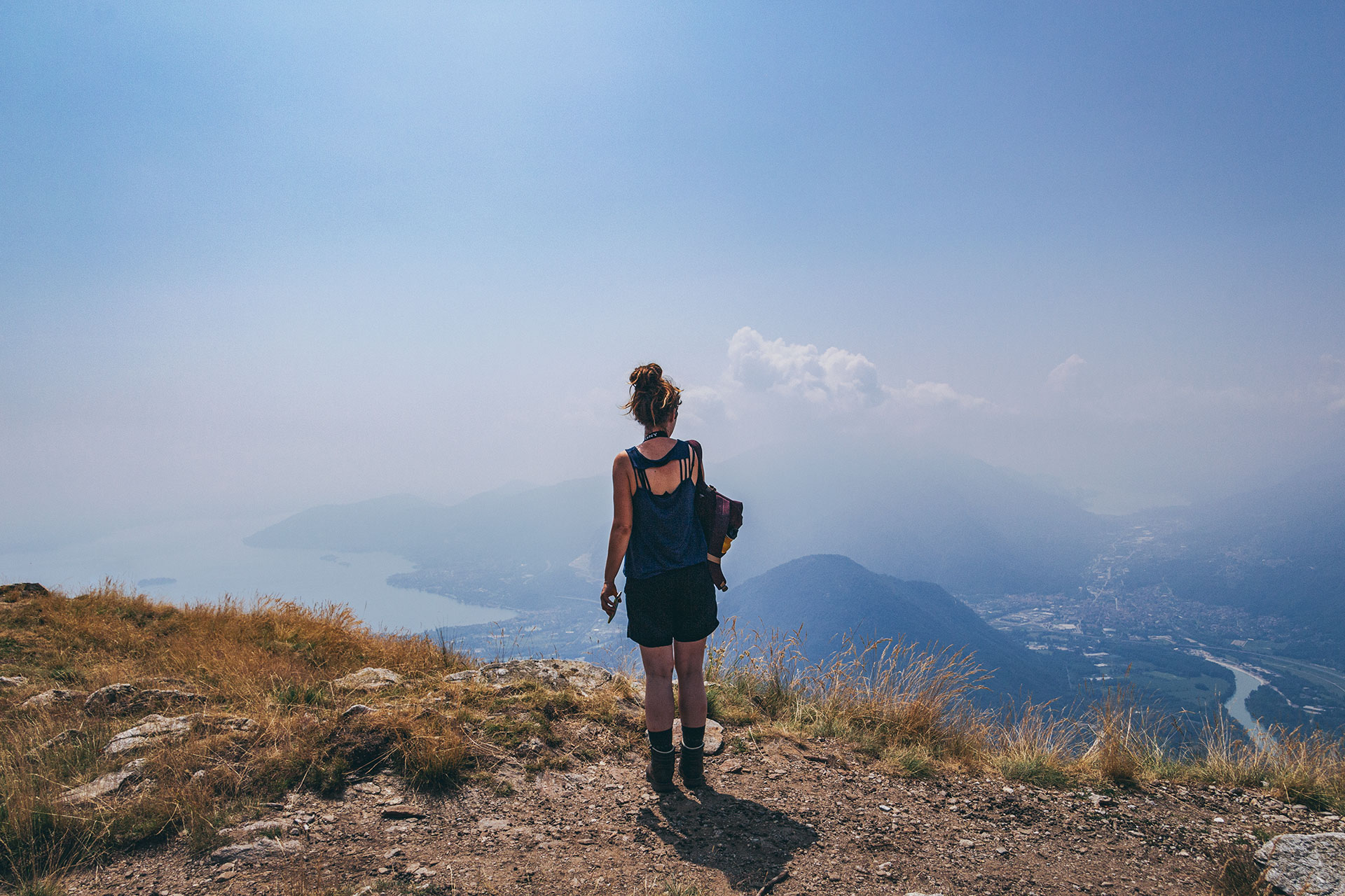 Etwas dunstig zwar, aber alle drei Seen im Blick. Wobei der Lago Maggiore mit Abstand der größte ist.