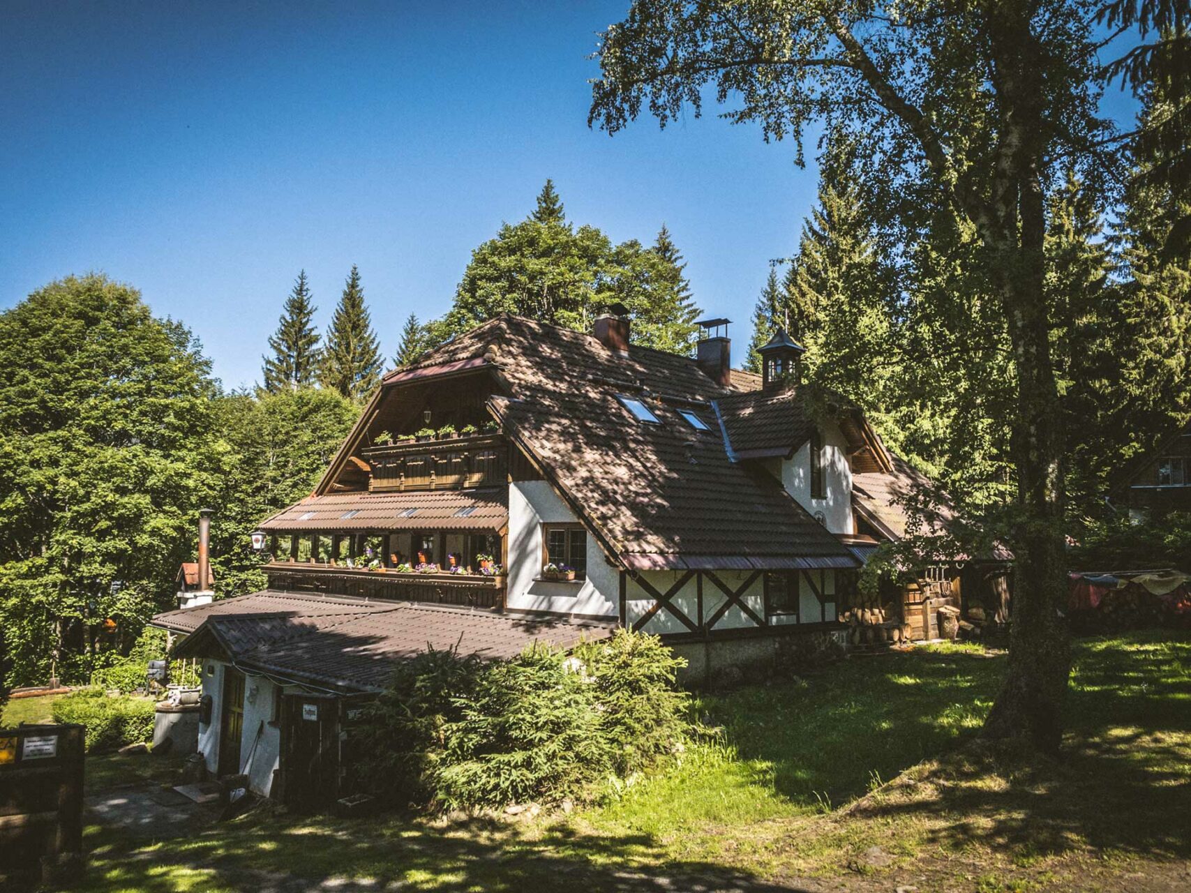 Rund um Špičák gibt es viele dieser Hütten, die sich im Wald verstecken und teils zur Vermietung angeboten werden