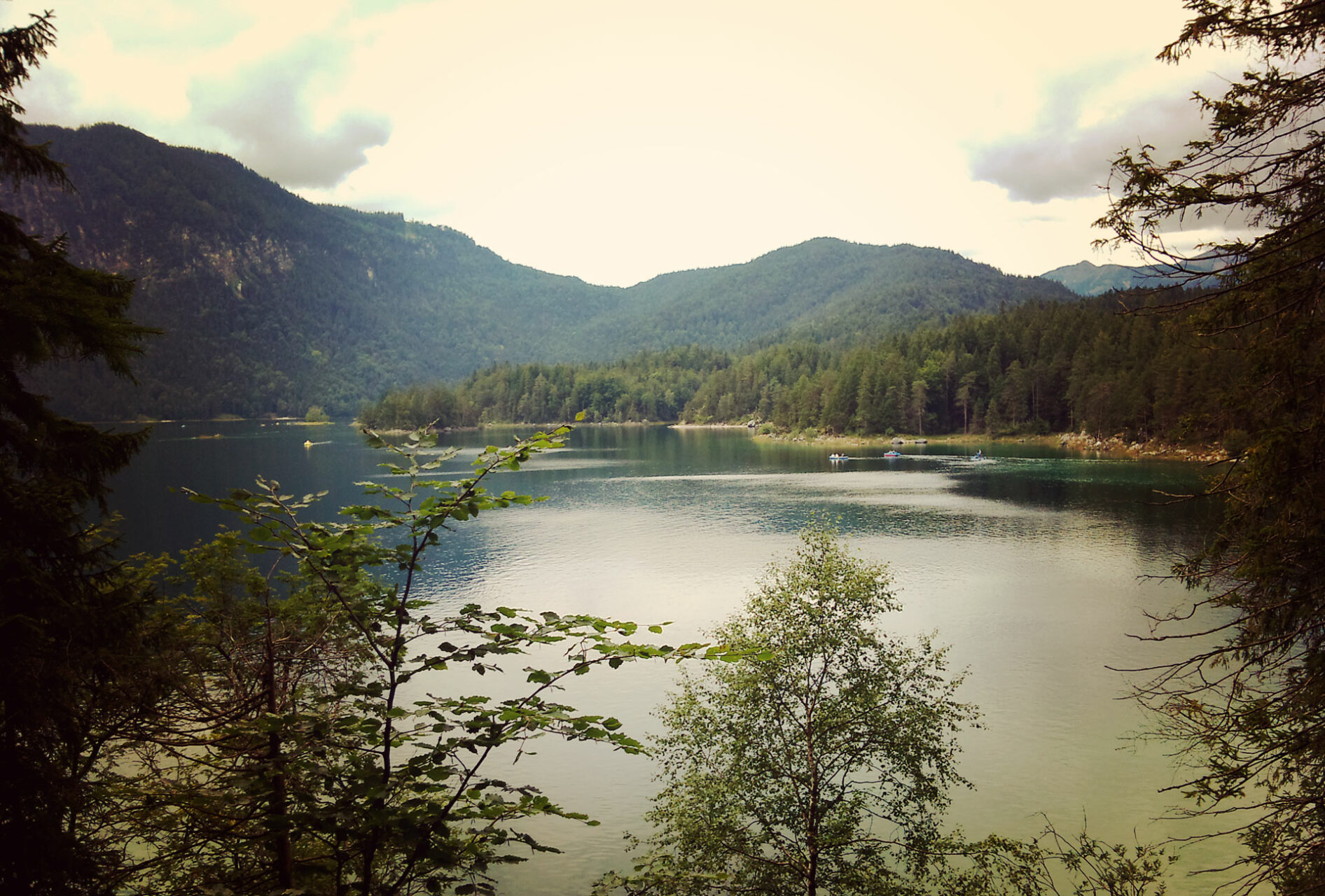 Nach geschätzten 5 Kilometern dann endlich der Eibsee. Schee sieht er aus...