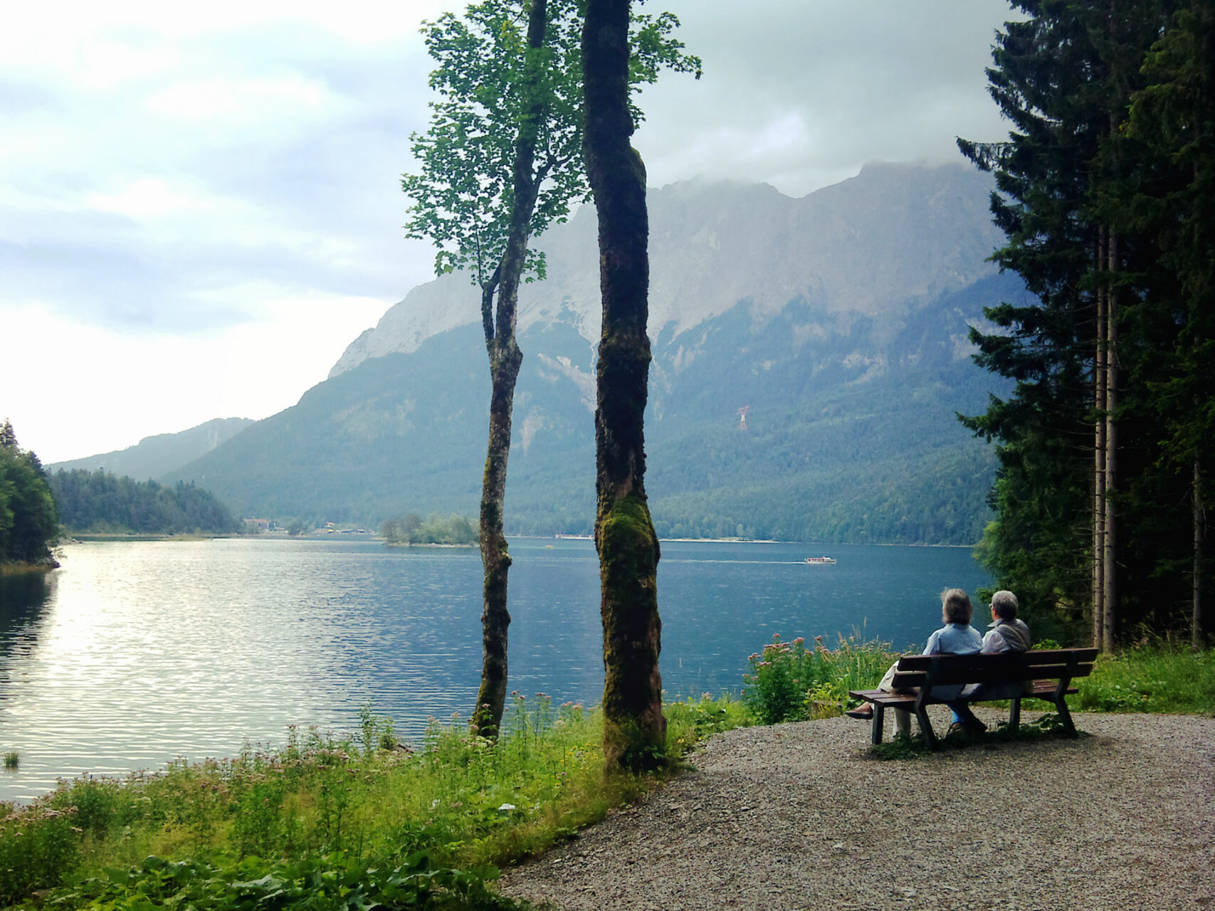 Kurz danach fing es an zu tröpfeln und wir mussten die letzten 3km der insgesamt 8km-Umrundung in strömendem Regen laufen.