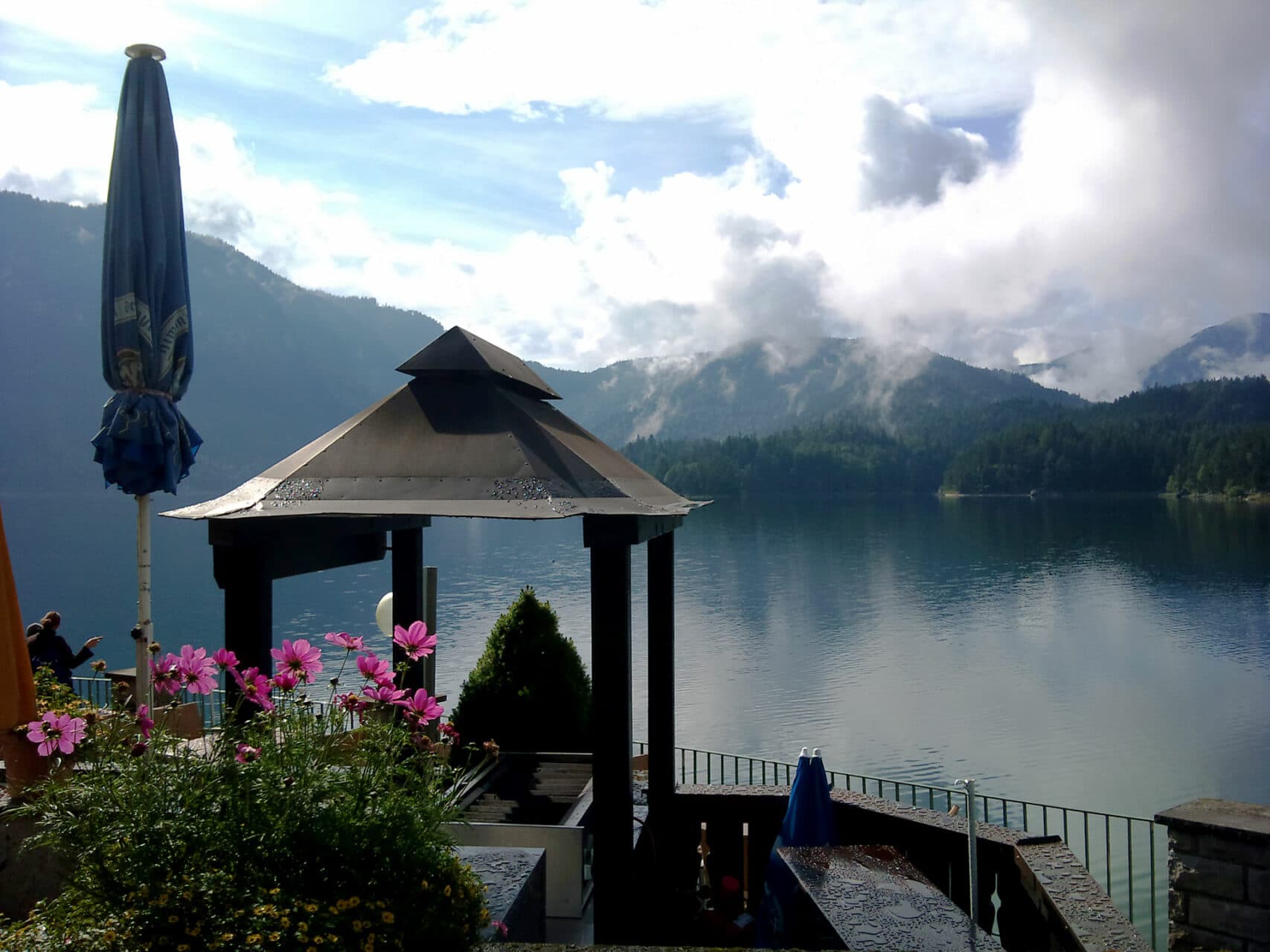 Nach dem Gewitter ist vor dem Gewitter... Als wäre nichts gewesen, treiben kleine Wolken über die nasse Landschaft.