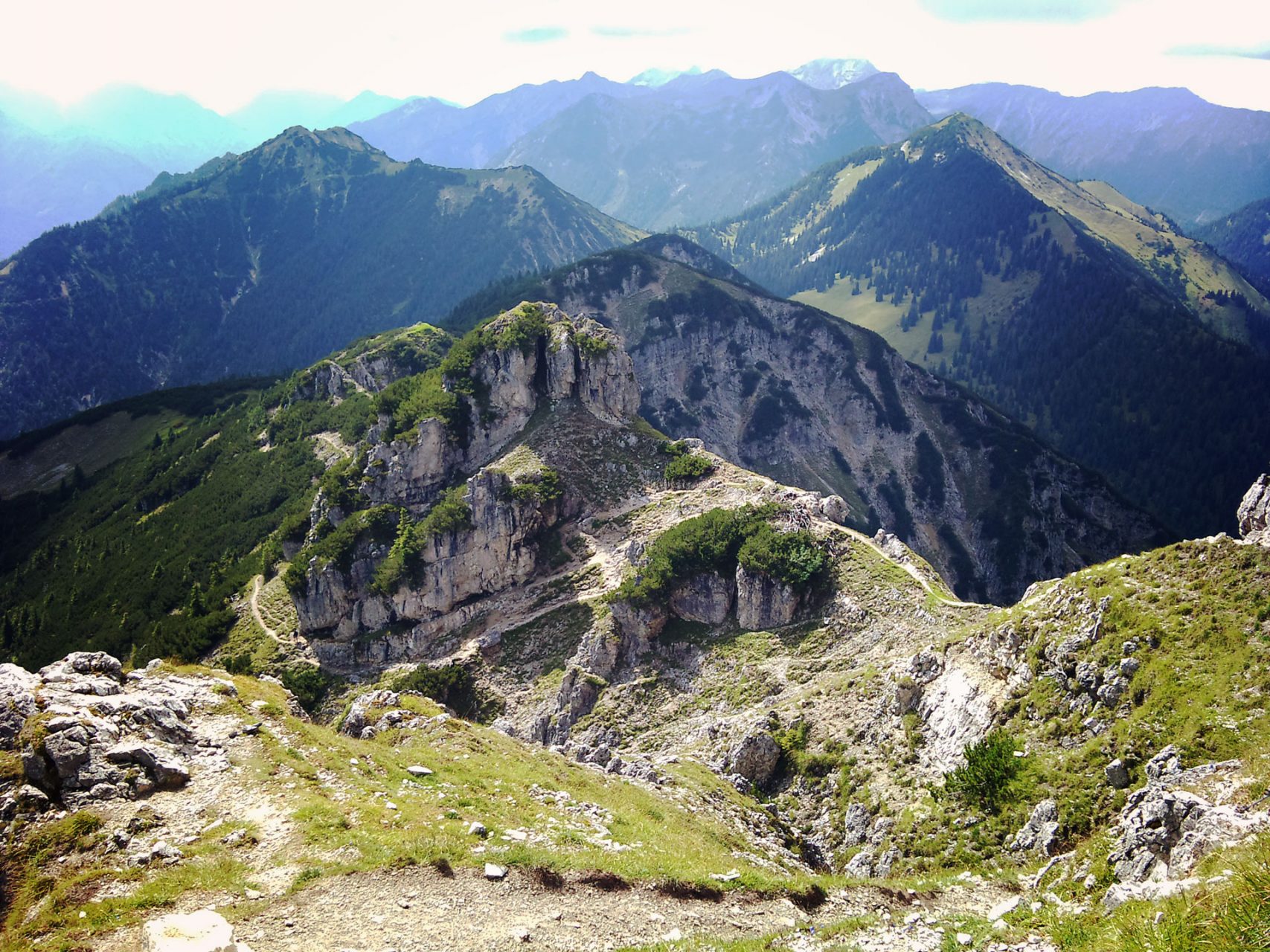 Der schmale Weg, der sich da so um die Felsen windet, das ist der Weg den wir gekommen waren. Und auf mein Bitten auch wieder zurück gingen.