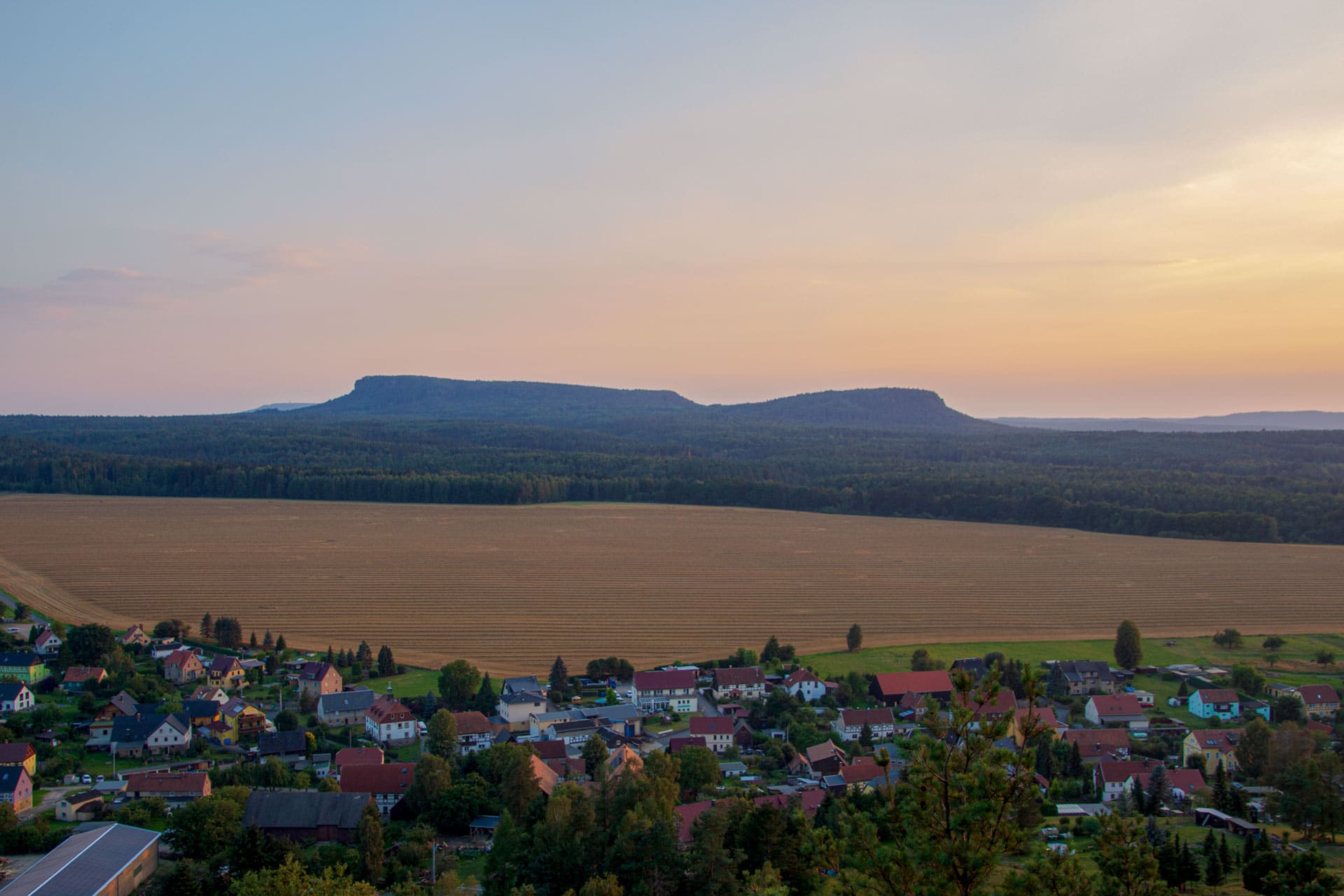 Die beiden Zschirnsteine sehen aus der Ferne aus wie ein Berg, sind aber zwei.